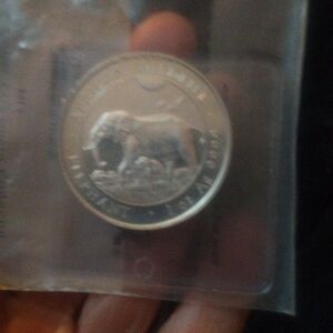 1oz silver coin with a elephant on it